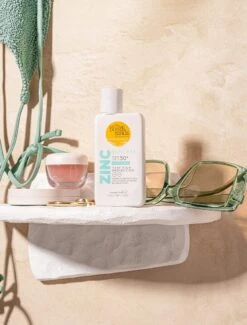 SPF 50+ Mineral Face Fluid -Cosméticos Ventas UK23Q3DIG13 SUNCARE LIFESTYLE IMAGE10 FA