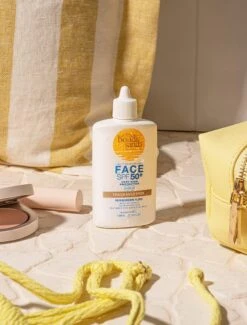 SPF 50+ Fragrance Free Face Suncreen Fluid -Cosméticos Ventas UK23Q3DIG13 SUNCARE LIFESTYLE IMAGE4 FA