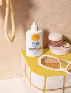 SPF 50+ Fragrance Free Tinted Face Fluid 8 SPF 50+ Fragrance Free Tinted Face Fluid -Cosméticos Ventas UK23Q3DIG13 SUNCARE LIFESTYLE IMAGE5 FA