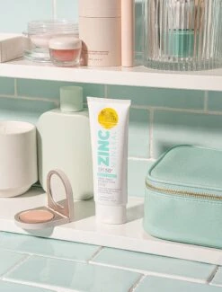 SPF 50+ Mineral Body Lotion -Cosméticos Ventas UK23Q3DIG13 SUNCARE LIFESTYLE IMAGE9 FA